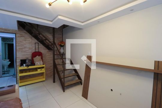 Sala de estar de casa de condomínio à venda com 2 quartos, 200m² em Irajá, Rio de Janeiro