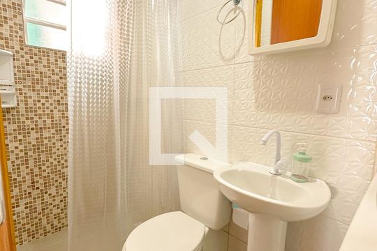 Banheiro de kitnet/studio para alugar com 1 quarto, 20m² em São João do Rio Vermelho, Florianópolis