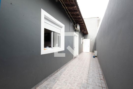 Quintal de casa à venda com 2 quartos, 180m² em Jardim das Flores, Osasco