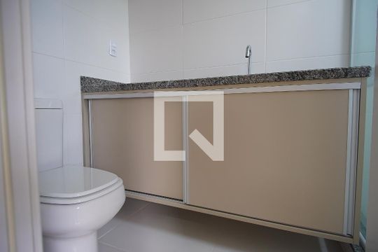Banheiro da Suíte de apartamento para alugar com 2 quartos, 72m² em Petrópolis, Porto Alegre