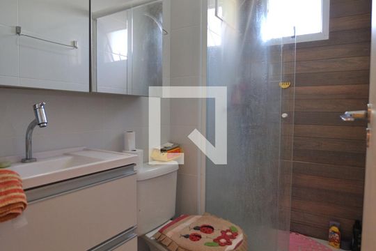 Banheiro de apartamento para alugar com 2 quartos, 50m² em Vila Firmiano Pinto, São Paulo