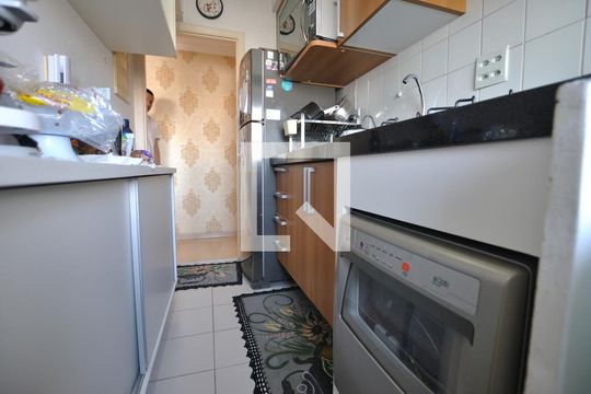 Cozinha de apartamento para alugar com 2 quartos, 50m² em Vila Firmiano Pinto, São Paulo