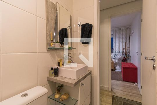 Banheiro Social de apartamento à venda com 2 quartos, 53m² em São Sebastião, Porto Alegre