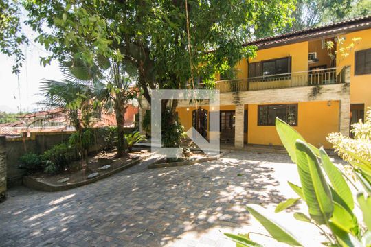 Quintal de casa de condomínio à venda com 5 quartos, 320m² em Anil, Rio de Janeiro