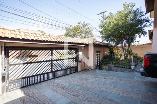 Garagem de casa à venda com 4 quartos, 300m² em City Bussocaba, Osasco