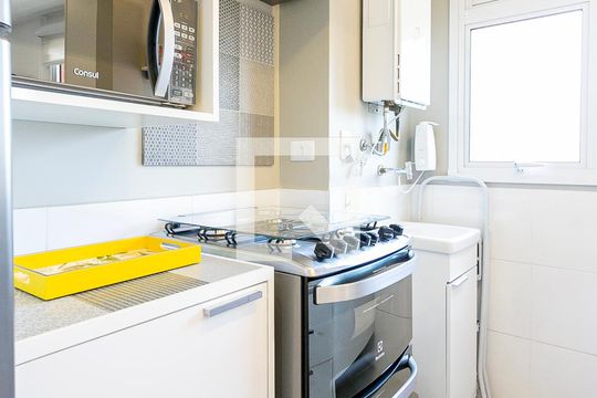 Cozinha de apartamento para alugar com 1 quarto, 50m² em Pinheiros, São Paulo