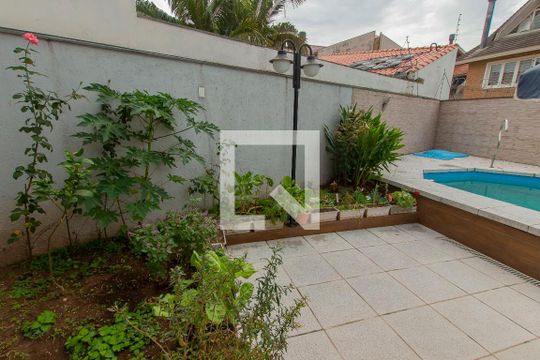 Quintal de casa à venda com 3 quartos, 330m² em Sarandi, Porto Alegre