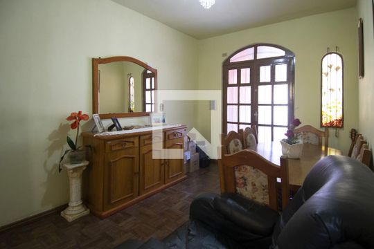 Sala de casa de condomínio à venda com 4 quartos, 251m² em Rubem Berta, Porto Alegre