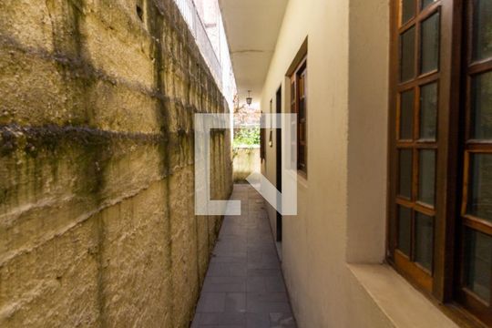 Corredor Área de Serviço de casa para alugar com 2 quartos, 72m² em Ferreira, São Paulo