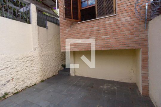 Garagem de casa para alugar com 2 quartos, 72m² em Ferreira, São Paulo