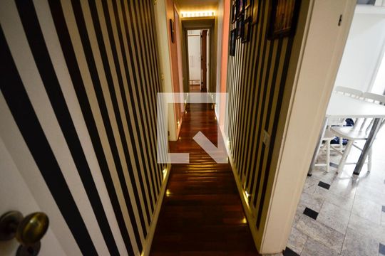 Corredor de apartamento para alugar com 3 quartos, 131m² em Laranjeiras, Rio de Janeiro