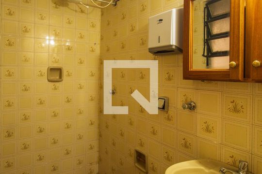 Banheiro de apartamento para alugar com 1 quarto, 33m² em Centro Histórico, Porto Alegre