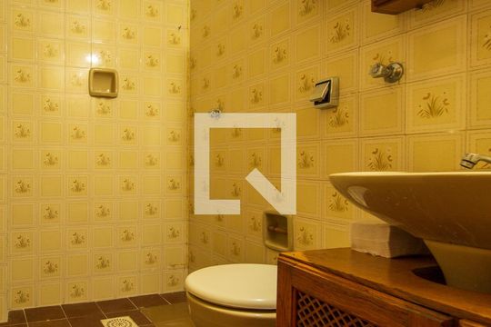 Banheiro de apartamento para alugar com 1 quarto, 33m² em Centro Histórico, Porto Alegre