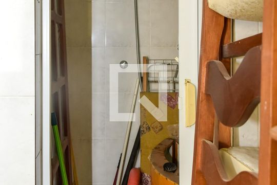 Banheiro de Serviço de apartamento para alugar com 2 quartos, 85m² em Leblon, Rio de Janeiro