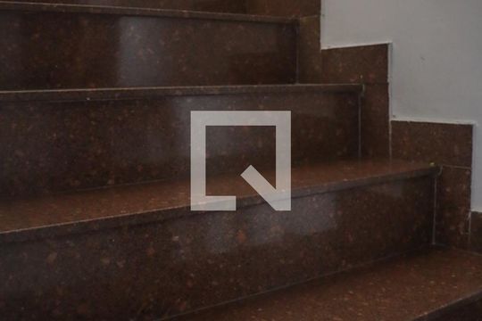 Escada de casa para alugar com 3 quartos, 160m² em São José, São Caetano do Sul