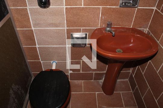 Banheiro de casa para alugar com 2 quartos, 80m² em Ramos, Rio de Janeiro