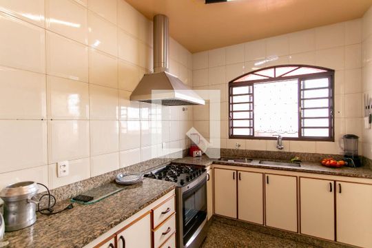 Cozinha de casa à venda com 4 quartos, 258m² em Santa Amelia, Belo Horizonte