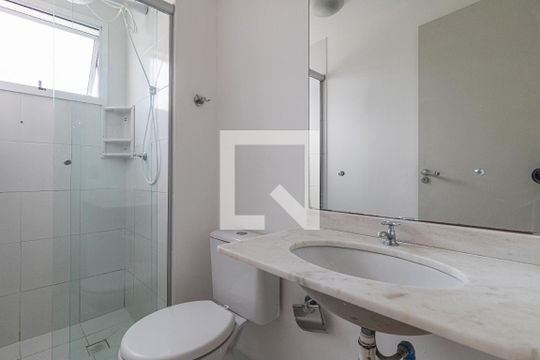 Banheiro da suite de apartamento à venda com 3 quartos, 69m² em Vila Ipiranga, Porto Alegre