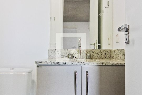 Banheiro de kitnet/studio para alugar com 1 quarto, 33m² em Santana, São Paulo