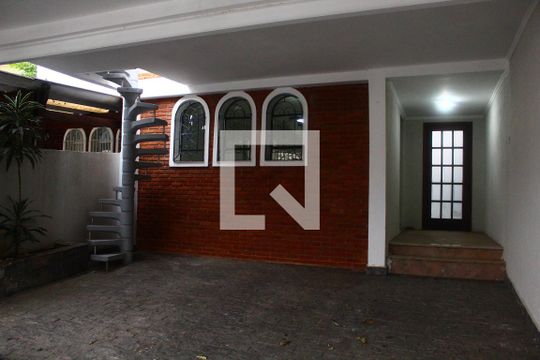 Garagem de casa para alugar com 3 quartos, 132m² em Vila Pedra Branca, São Paulo
