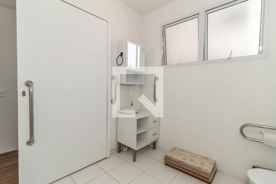 Banheiro de apartamento para alugar com 1 quarto, 41m² em Rubem Berta, Porto Alegre