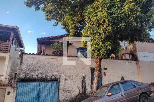 Fachada de casa à venda com 3 quartos, 200m² em Bom Jesus, Belo Horizonte