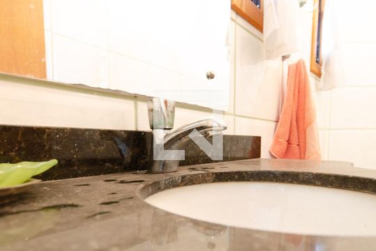 Lavabo de casa à venda com 3 quartos, 220m² em Ipanema, Porto Alegre