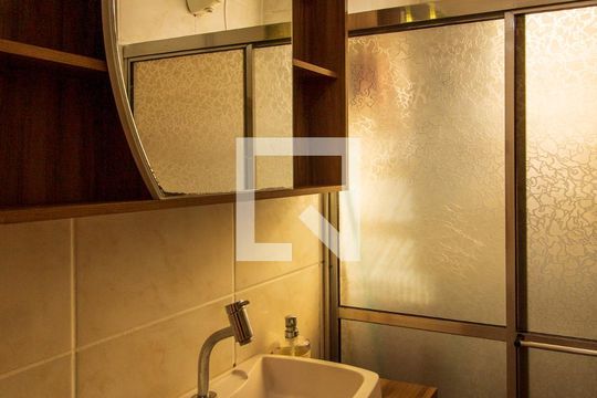 Banheiro de apartamento à venda com 2 quartos, 54m² em Camaquã, Porto Alegre