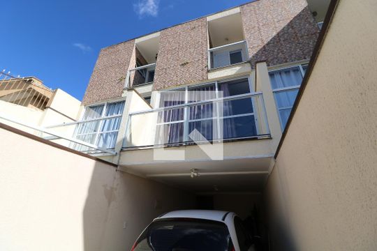 Fachada de casa à venda com 3 quartos, 160m² em Vila Divina Pastora, São Paulo