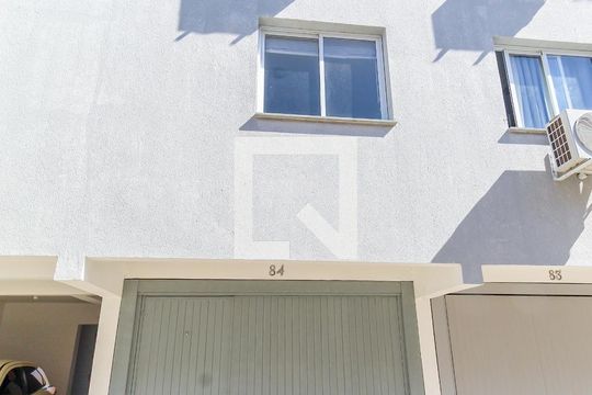 Fachada de casa de condomínio à venda com 2 quartos, 75m² em Aberta dos Morros, Porto Alegre