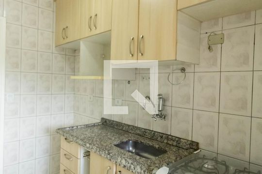 Cozinha de apartamento à venda com 2 quartos, 49m² em Vila Carmosina, São Paulo