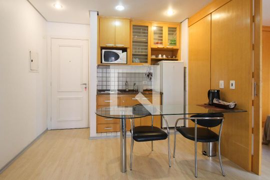 Cozinha de apartamento para alugar com 1 quarto, 43m² em Itaim Bibi, São Paulo
