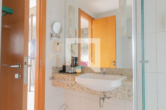 Banheiro de apartamento para alugar com 1 quarto, 50m² em Caminho das Árvores, Salvador