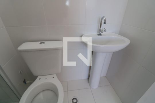 Banheiro suite de apartamento para alugar com 1 quarto, 24m² em Cidade Satelite Santa Barbara, São Paulo