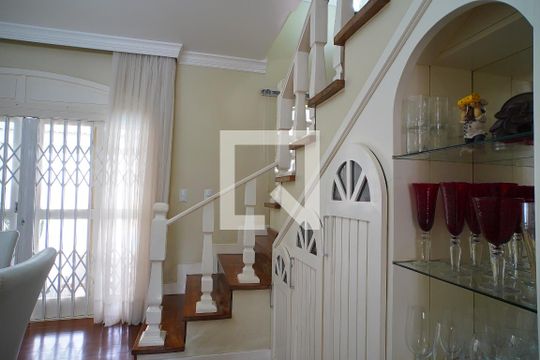 Escada - Dormitórios de casa à venda com 4 quartos, 200m² em Jardim Itu, Porto Alegre