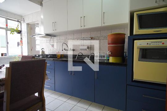 Cozinha de apartamento à venda com 3 quartos, 98m² em Vila Ipiranga, Porto Alegre