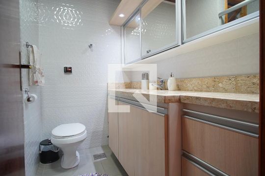 Banheiro de apartamento à venda com 3 quartos, 98m² em Vila Ipiranga, Porto Alegre