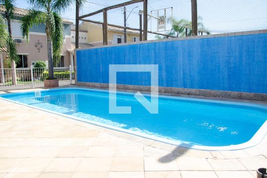 Piscina de casa à venda com 4 quartos, 95m² em Harmonia, Canoas