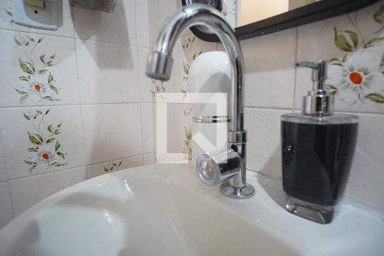 Banheiro de apartamento à venda com 2 quartos, 65m² em Jardim Sabará, Porto Alegre