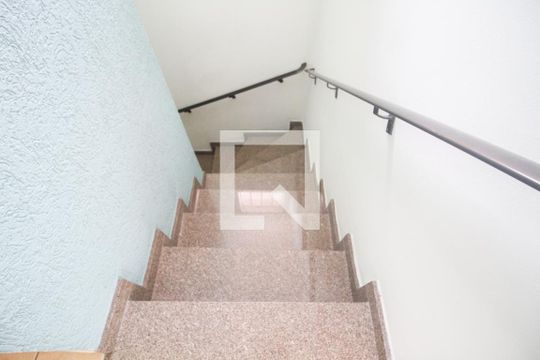 Escada sala de casa para alugar com 2 quartos, 148m² em Vila Zat, São Paulo