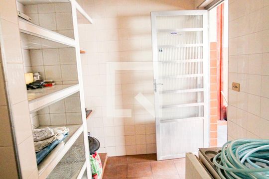 Area de serviço de casa para alugar com 2 quartos, 148m² em Vila Zat, São Paulo