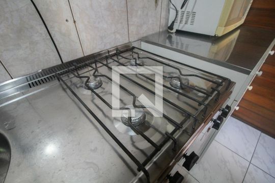 cozinha de casa para alugar com 1 quarto, 50m² em Jardim Rossin, São Paulo