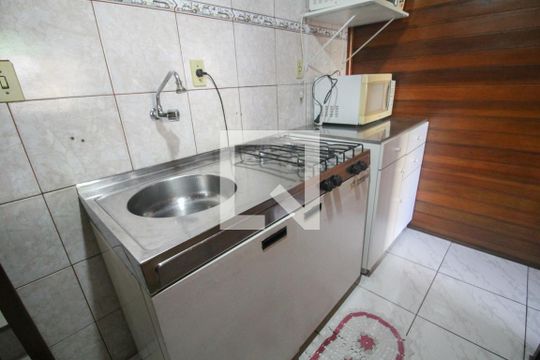 cozinha de casa para alugar com 1 quarto, 50m² em Jardim Rossin, São Paulo
