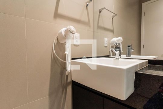 Banheiro de kitnet/studio à venda com 1 quarto, 37m² em Pinheiros, São Paulo
