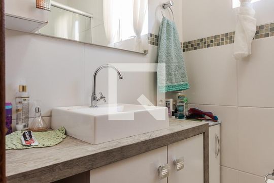 Banheiro de apartamento à venda com 2 quartos, 74m² em Protásio Alves, Porto Alegre