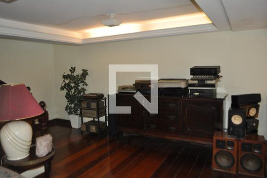 Sala de TV de casa à venda com 5 quartos, 500m² em Anil, Rio de Janeiro