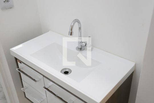 Banheiro de apartamento à venda com 2 quartos, 45m² em Conjunto Habitacional Padre José de Anchieta, São Paulo