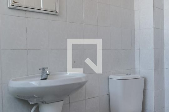 Banheiro de apartamento para alugar com 1 quarto, 48m² em Itararé, São Vicente