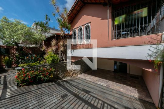 Garagem de casa à venda com 6 quartos, 310m² em Barroca, Belo Horizonte