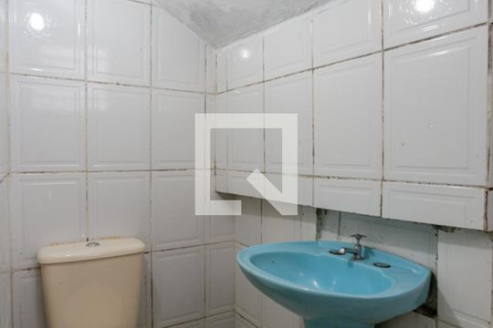 Banheiro de casa de condomínio para alugar com 2 quartos, 55m² em Jardim Rossin, São Paulo